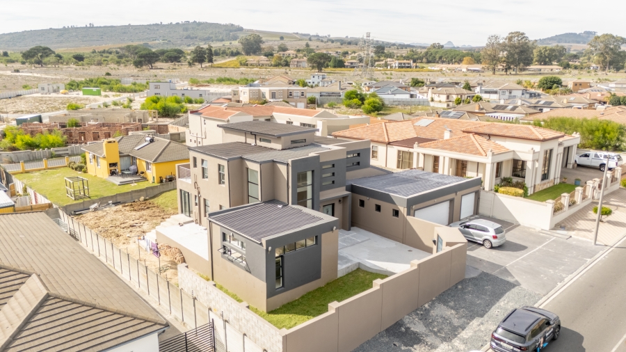 6 Bedroom Property for Sale in Jakarandas Western Cape